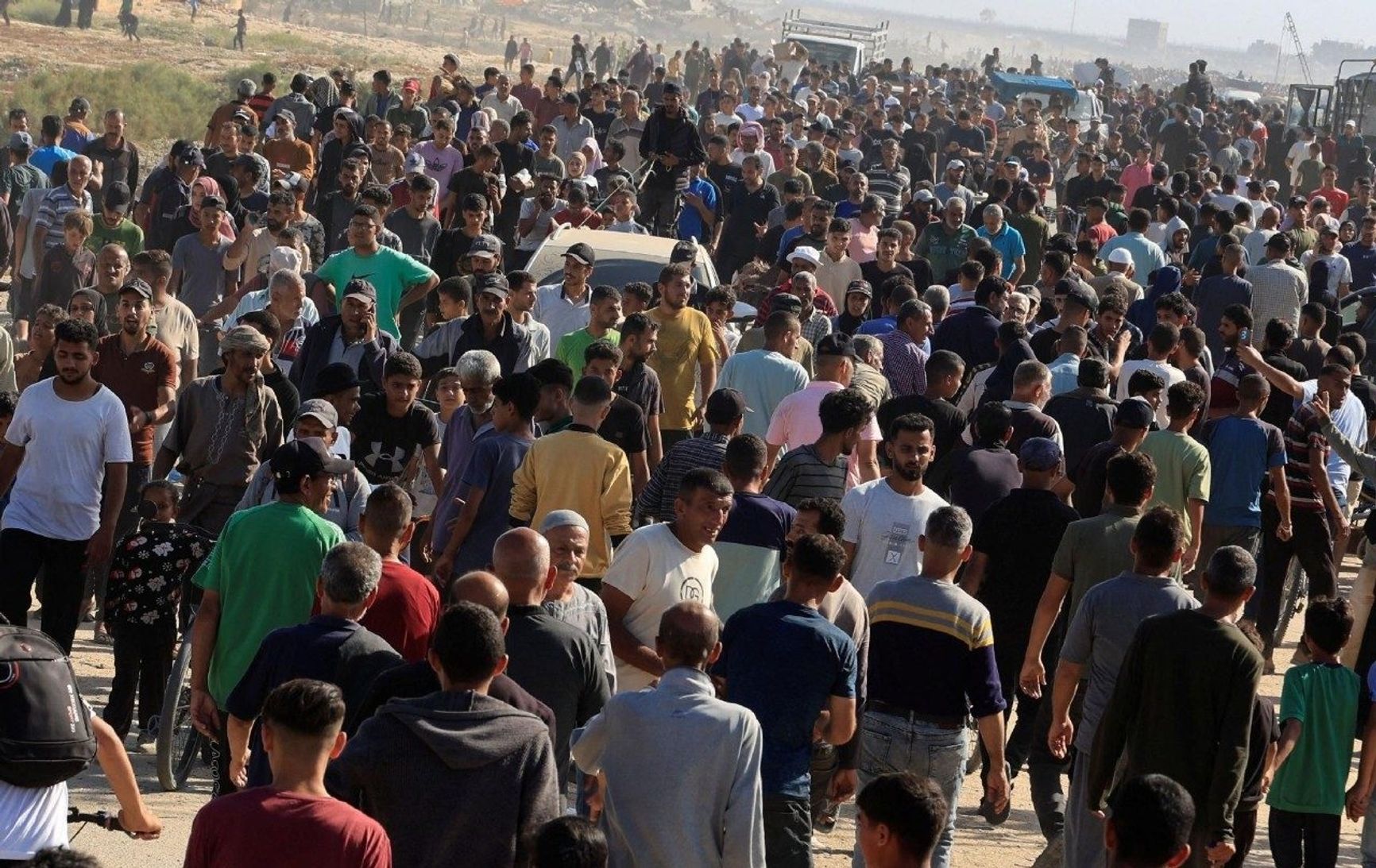 Палестинцы на пункте раздачи гуманитарной помощи в Рафахе