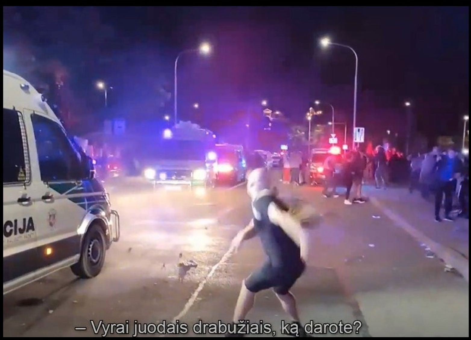 Артур Точилов, сторонник Палецкиса, бросает камни в полицейских на митинге