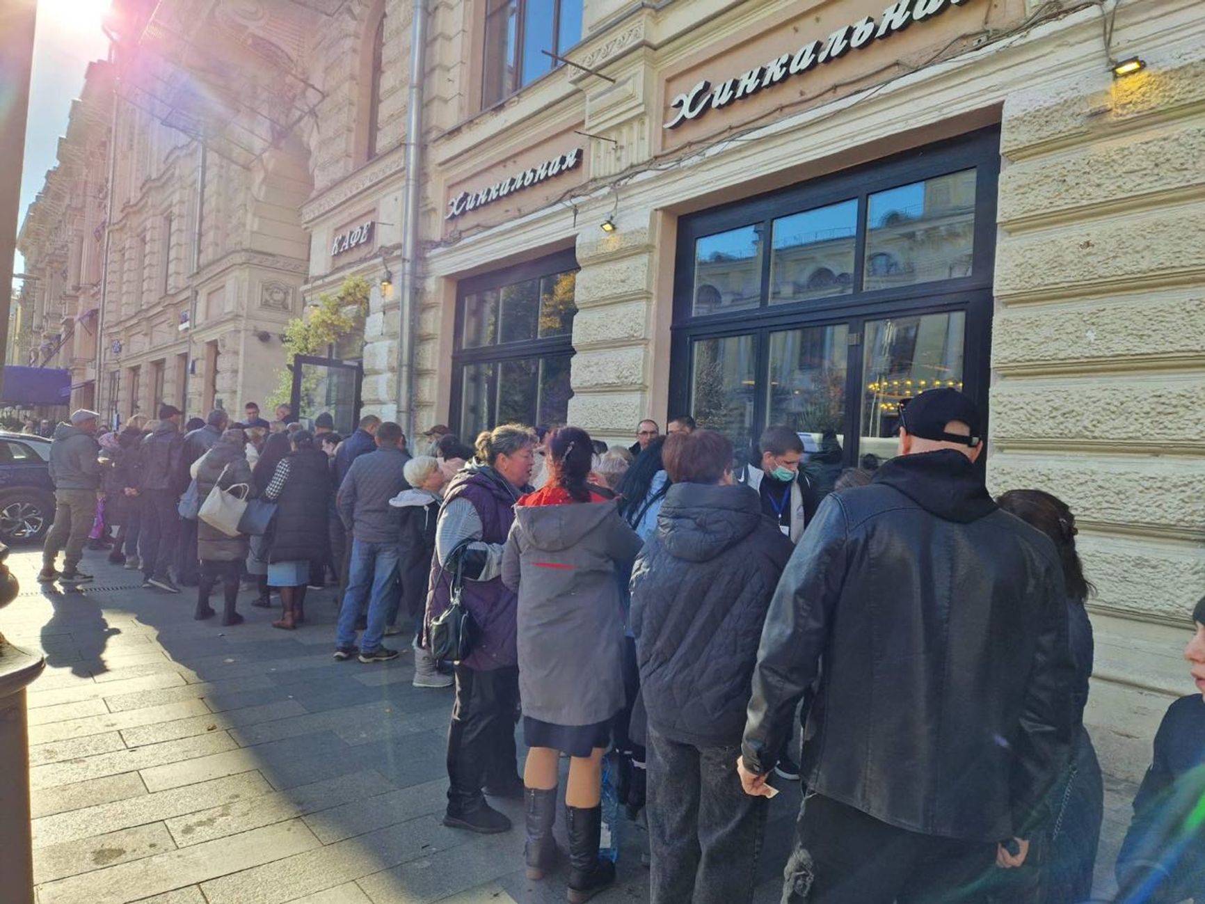 Голосующие в Москве избиратели с гражданством Молдовы собираются после голосования в хинкальной