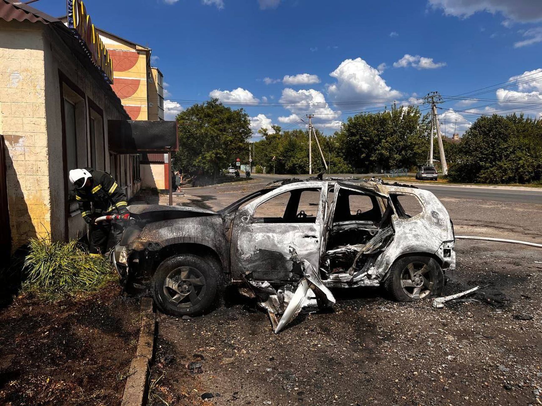 Последствия атаки дрона по автомобилю в поселке Октябрьский в Белгородской области
