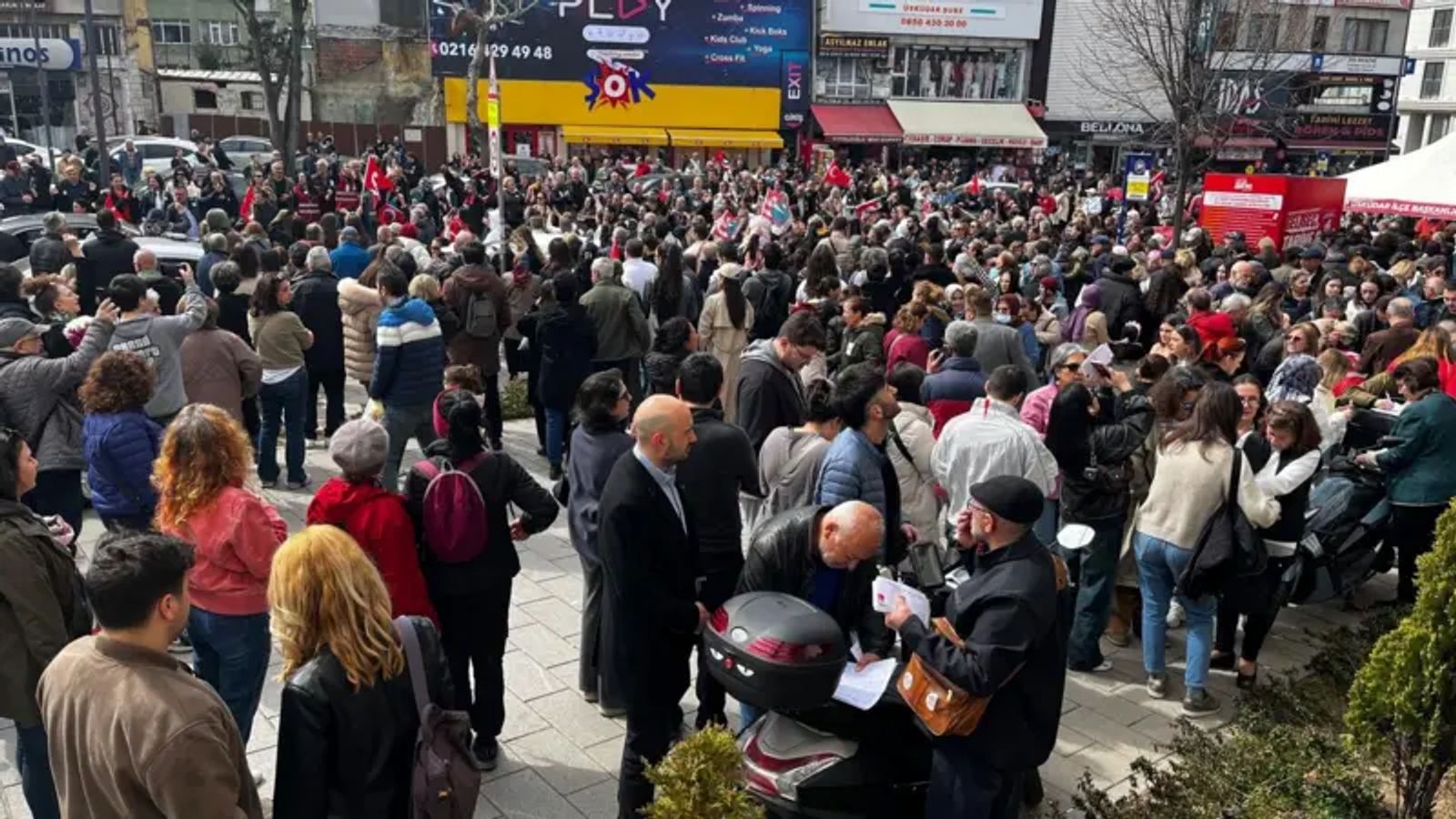 Очередь из желающих проголосовать на праймериз CHP в районе Ускюдар провинции Стамбул